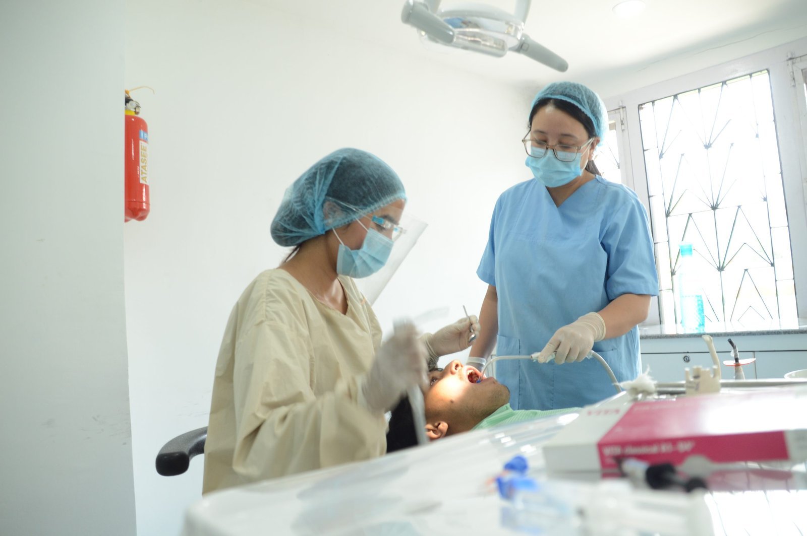 Deep ultrasonic oral hygiene prophylaxis session at Sparsh Dental